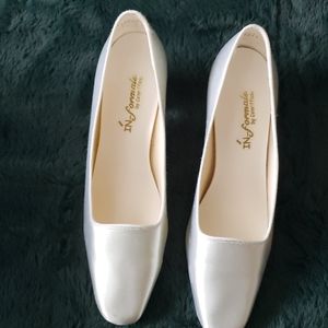 Satin-like square toe pump in pale celery green